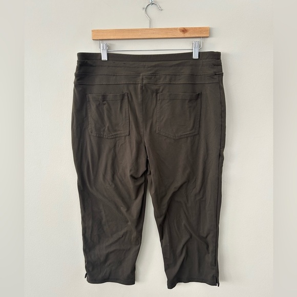 Reitmans-HYBA Dark Green/Brown Activewear Capris Yoga Pants - Picture 4 of 4